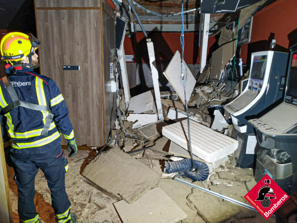 Desalojado un bloque de viviendas de Ibi tras el derrumbe de un forjado 